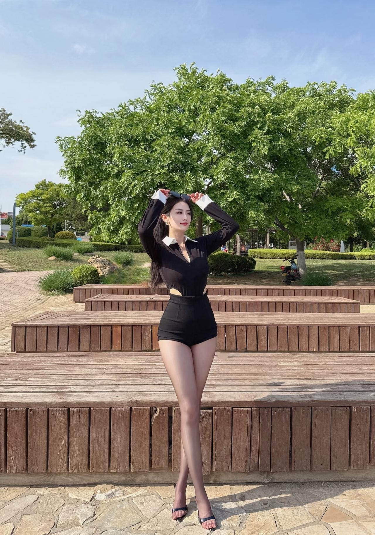 漂亮身材高挑的美女模特！
黑色的长袖衬衣，黑色的短裤，黑色丝袜，黑色露趾高跟凉鞋