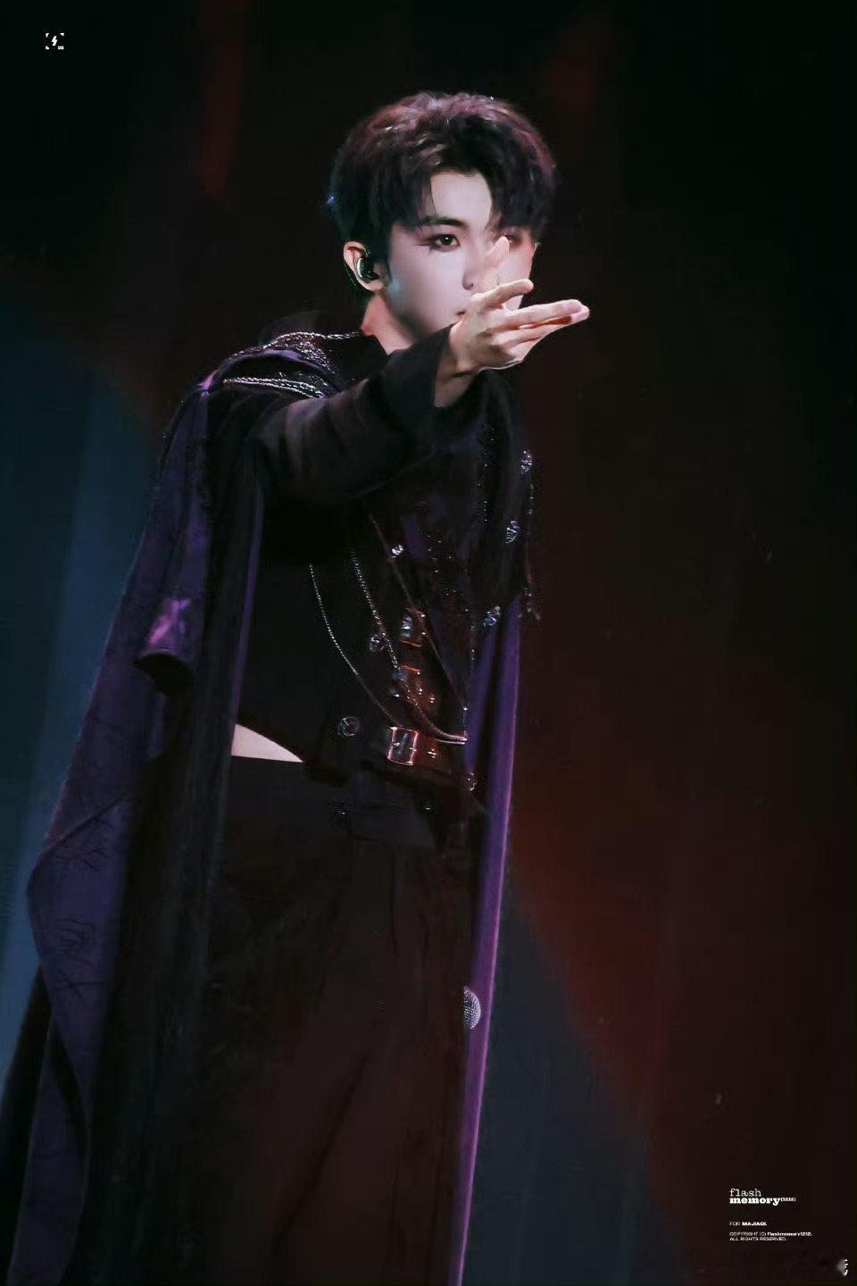 马嘉祺solo舞台好魅惑，有没有比宇宙更大的东西我要全送给满分男 