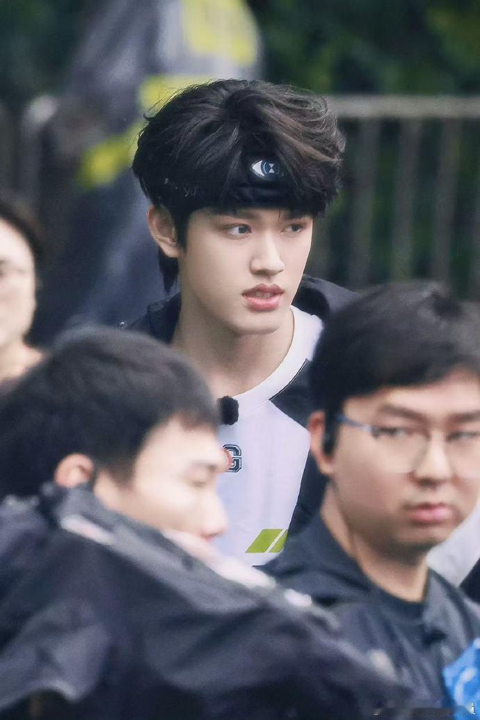 全员加速中第一个被抓的是张极 “福星小吉吉”带着鲜花来啦！就算他第一个被抓，但那