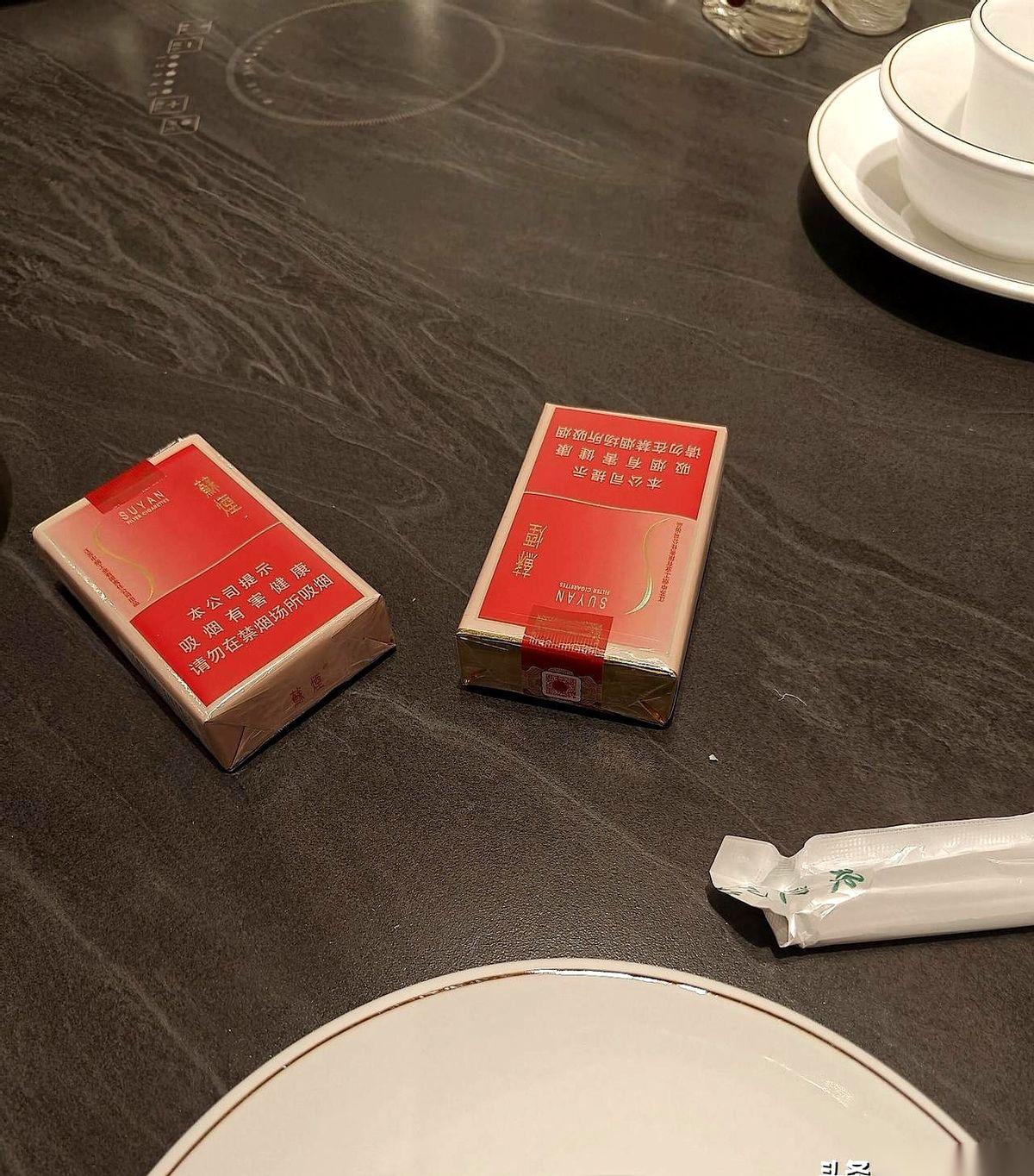 一桌子人，一包崭新的“大苏”就那么孤零零地摆在那儿。
到散场，都没人拆。
稀奇不