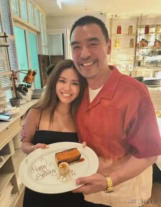 钟镇涛的女儿钟懿21岁生日，场面太温馨了！他带着女儿和她的好朋友，去她最爱的餐厅