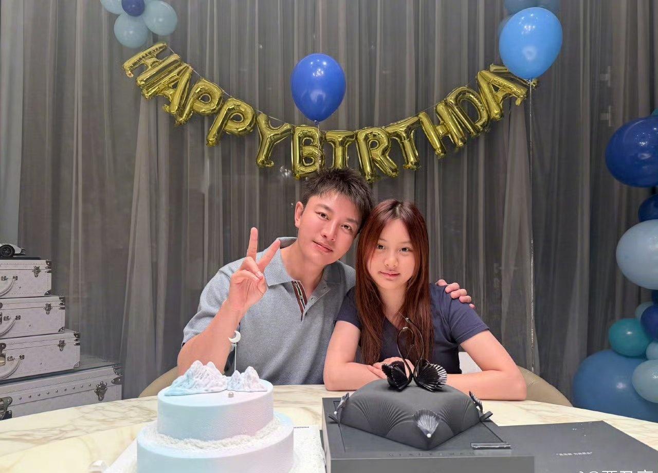 @贾乃亮 ：谢谢我的大宝贝陪我过生日，最幸福的事，就是有你在身边。简单，快乐，知