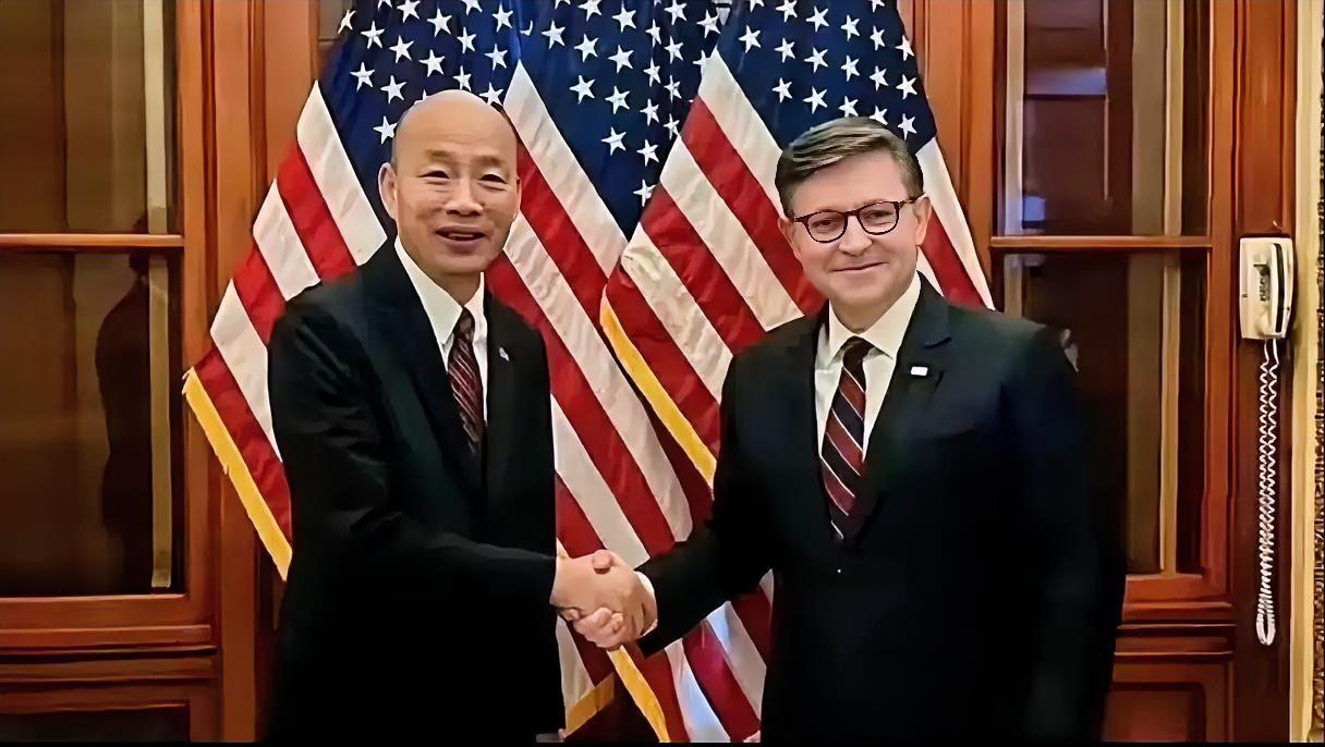 这张照片，是台独分子韩国瑜窜美，见了美国第三号人物、现任众议院议长约翰逊。他践踏