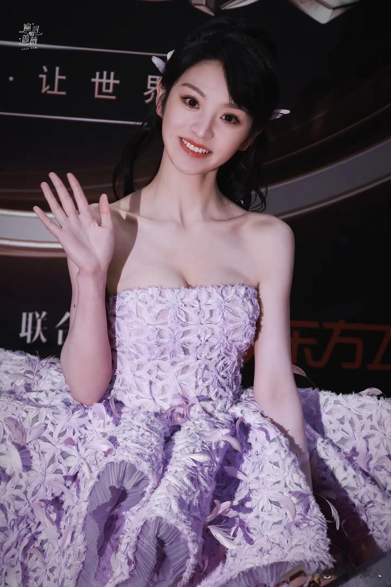 田曦薇凭什么能成为维密青春代言人？
从她的外形条件看，简直是老天爷赏饭吃。身高1