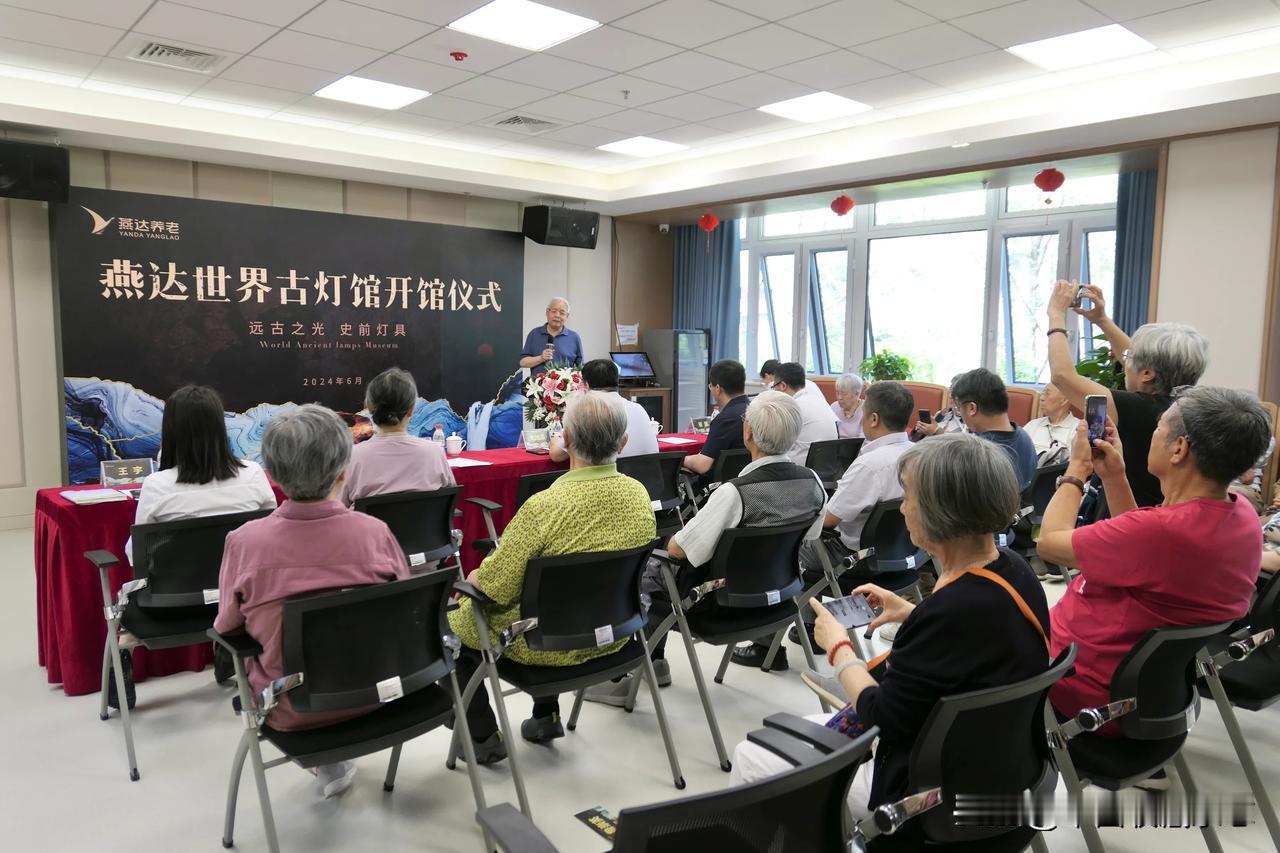 【第一次在养老院看展是什么体验】
 
这个“六一”来点不一样的，想知道第一次在养