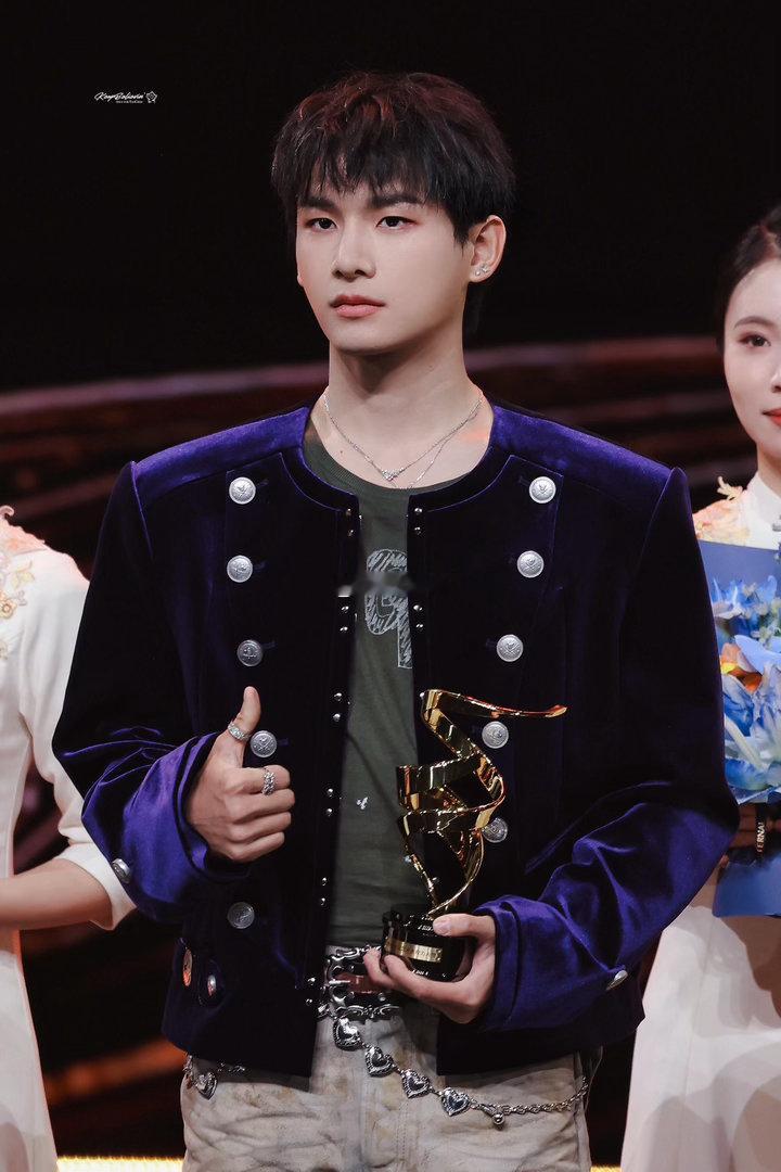 姚琛用歌声传递最温柔的一笔 他在文化之夜唱的那首歌，歌词写的是“你看风景我看你”