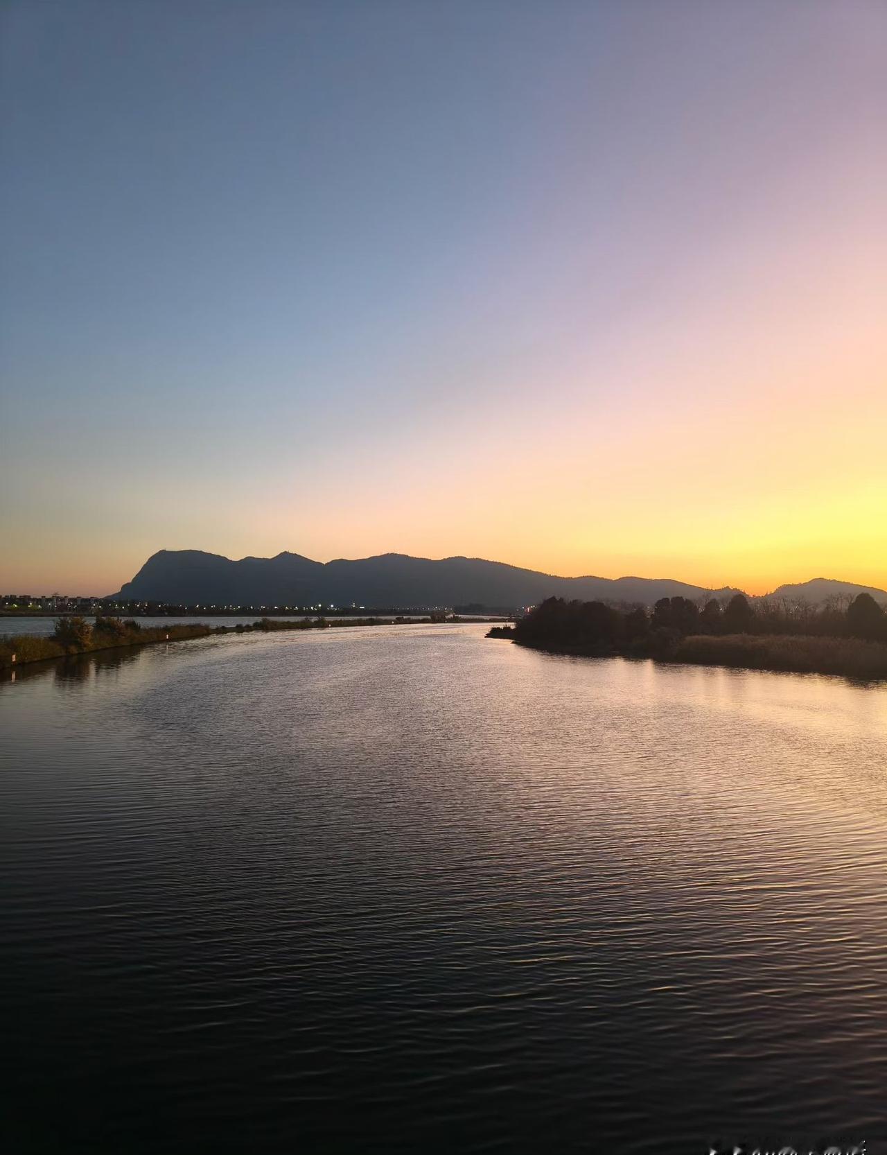 标题：海藻没删短信，不是手滑，是心里还有没熄的灯
1. 2009年的江州，郭海藻