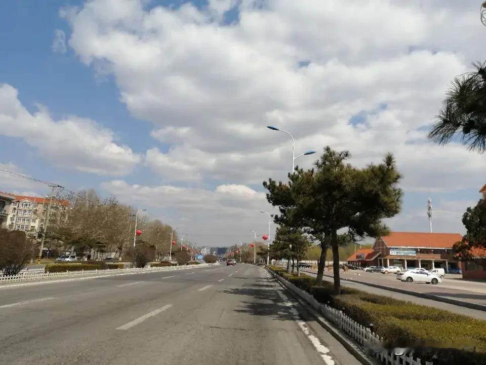 这篇带题微头条要求拍照当地的天空，下面是本人用广角镜头相机所拍的照片。专业人士看