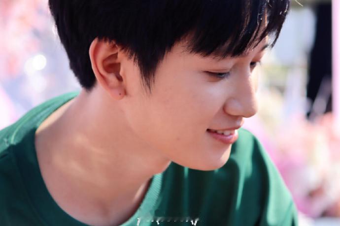 敖子逸明日乐园开机路透，穿着绿色的剧组卫衣元气开工，小敖新剧开机大吉啊~ 