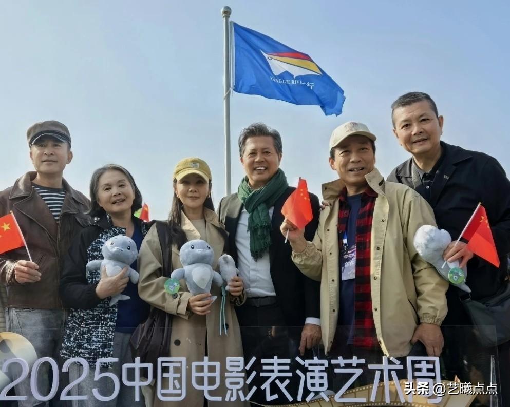 这几位大多数是上影演员剧团的演员，右一是八、九十年代，上影厂的英俊小生张晓林；右