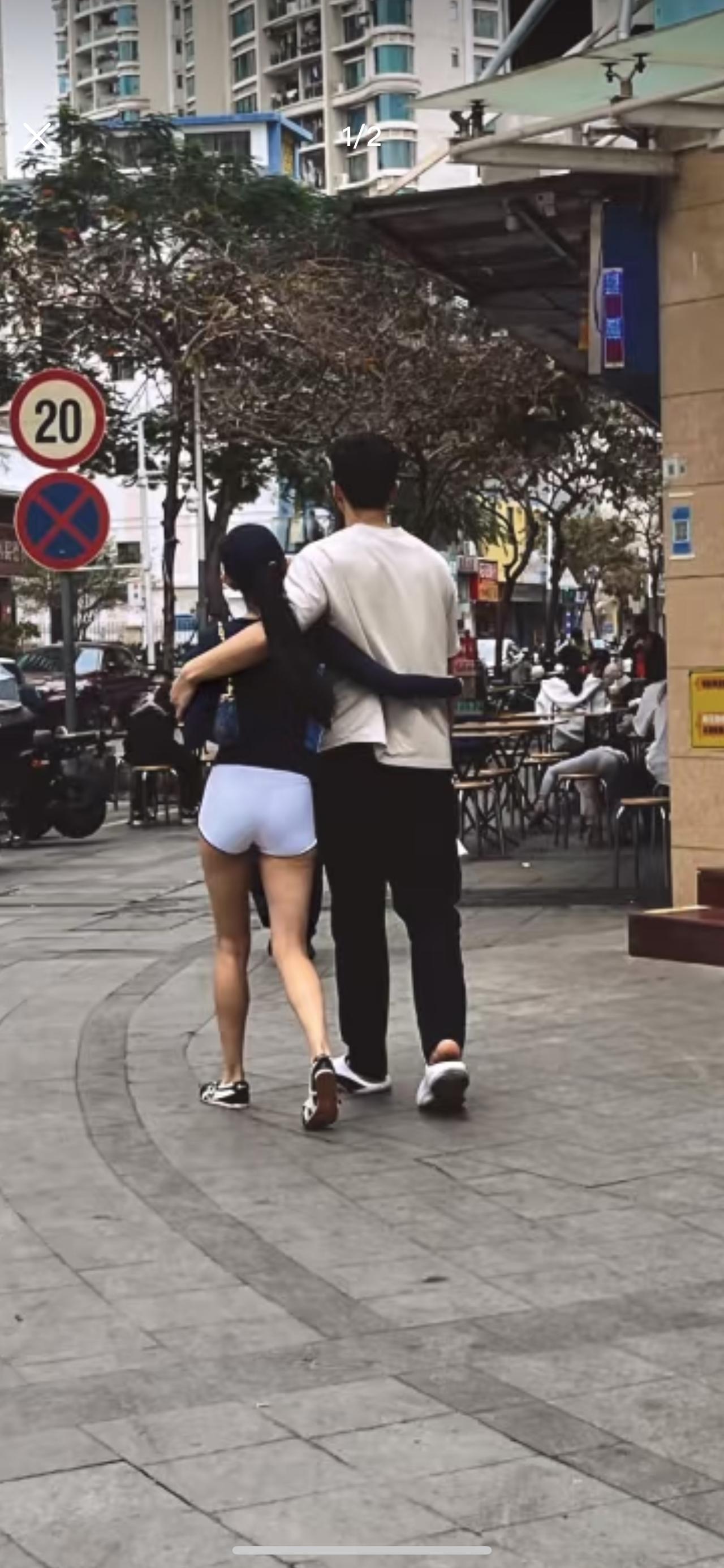 广东宏远球员张文逸被球迷偶遇带着女友逛街买水果，女友好身材火辣打扮引人注目！
