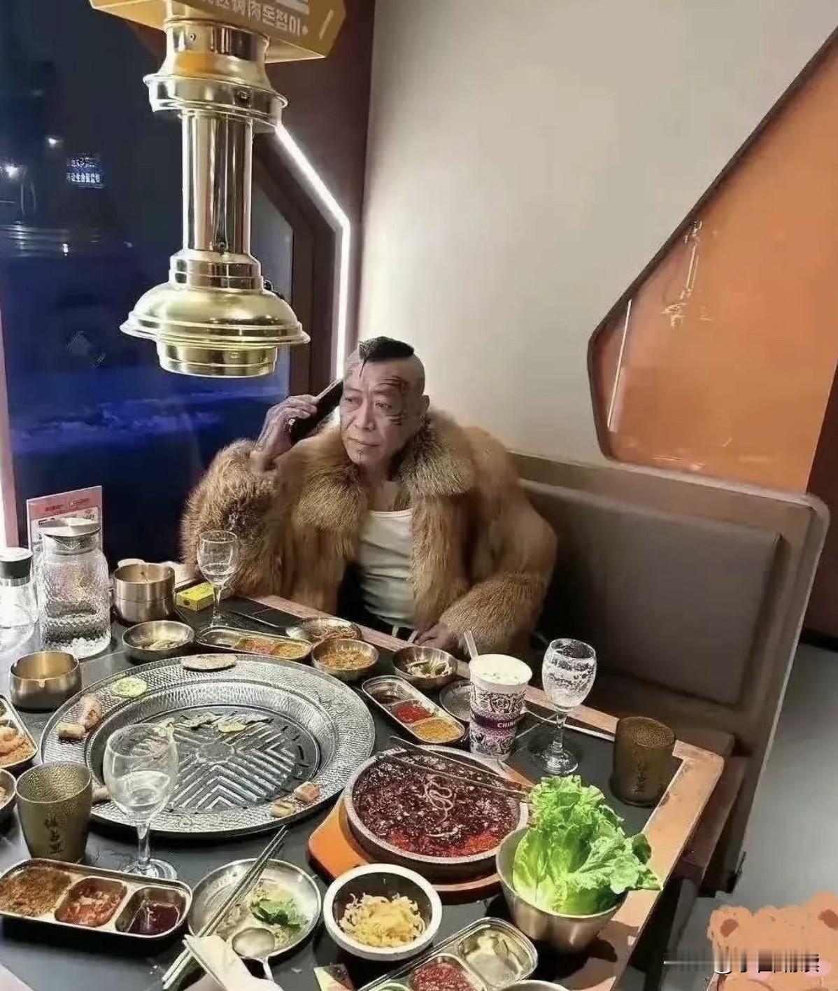 好一副座山雕的派头，你究竟是从哪个山头下来的啊？