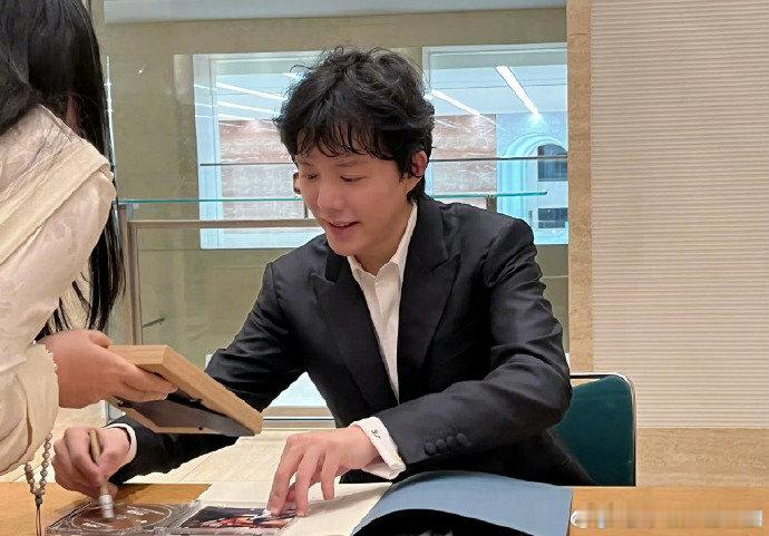 王力宏李云迪同班飞机 今天最大的瓜就是王力宏李云迪同班飞机，本以为会有什么“世纪