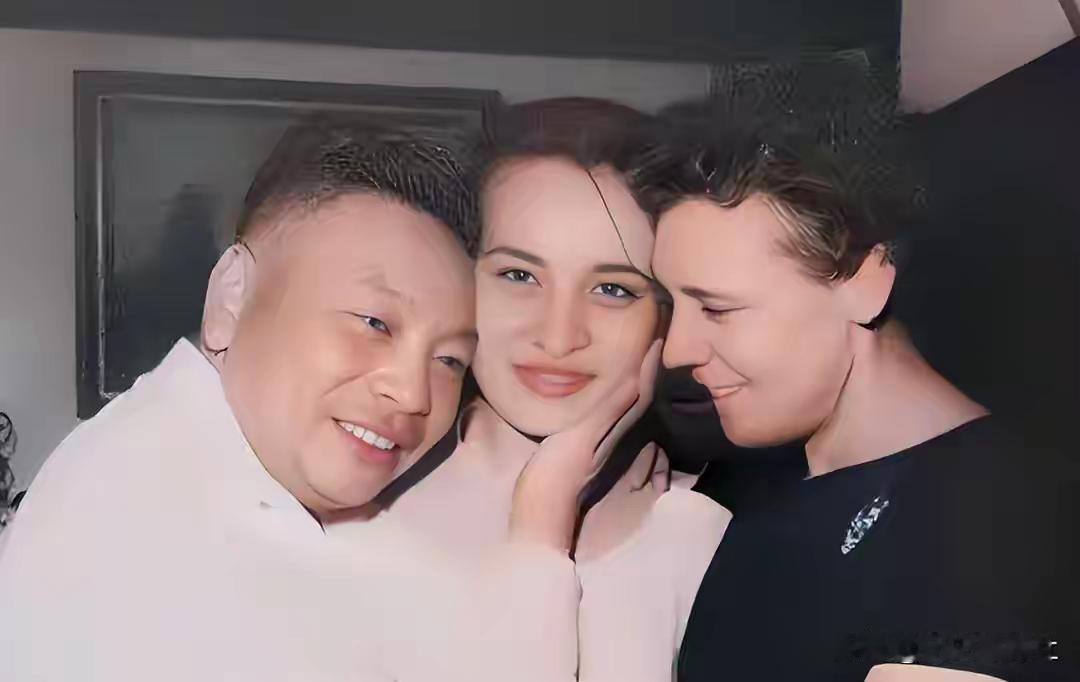 王铎：蒋经国夫妇和女儿蒋孝章
你看，蒋经国是多么喜欢他的女儿啊！
其实，好多人也