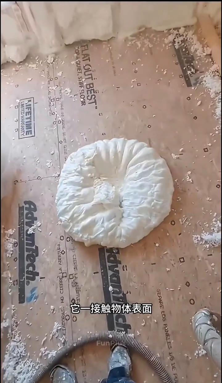 这玩意儿一喷出来，一秒就变硬，人要是碰上，衣服身体全被粘住，动弹不得。
别看它便