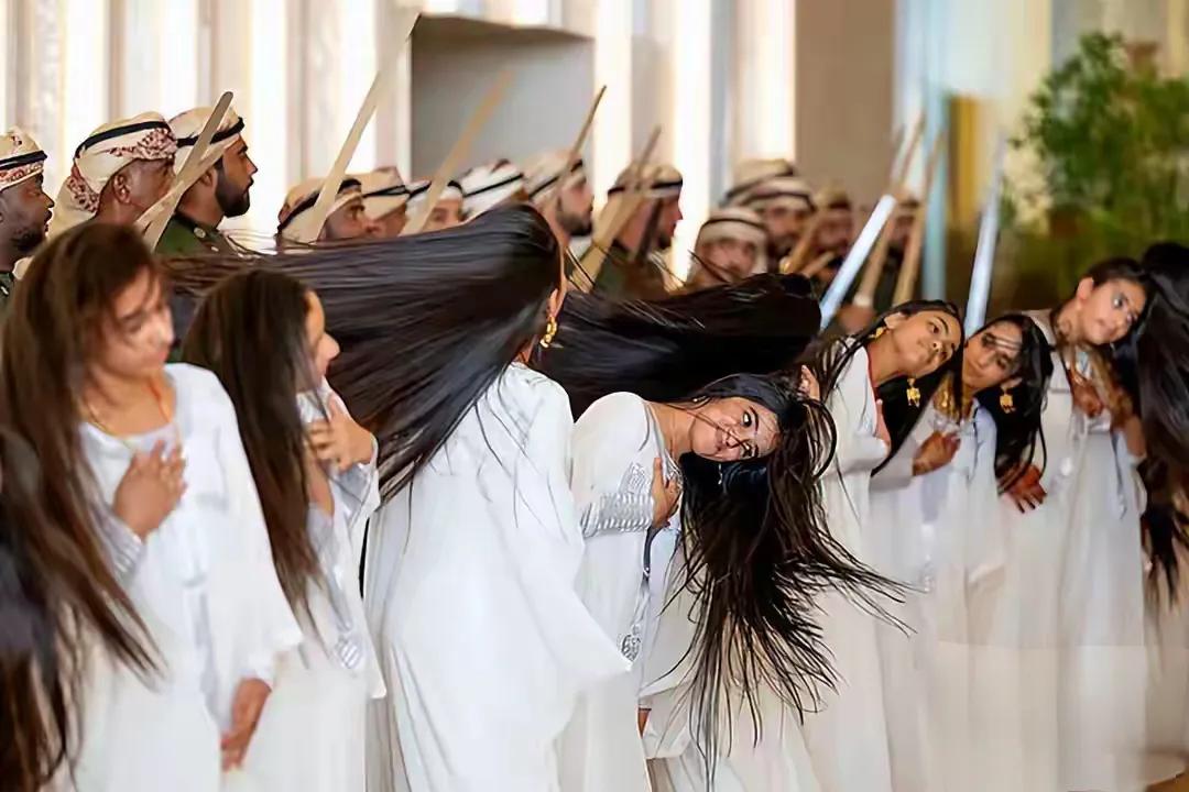 李在明这排面有点意外啊！在阿联酋居然被当地女子集体甩发迎接，这待遇我上次还是在特