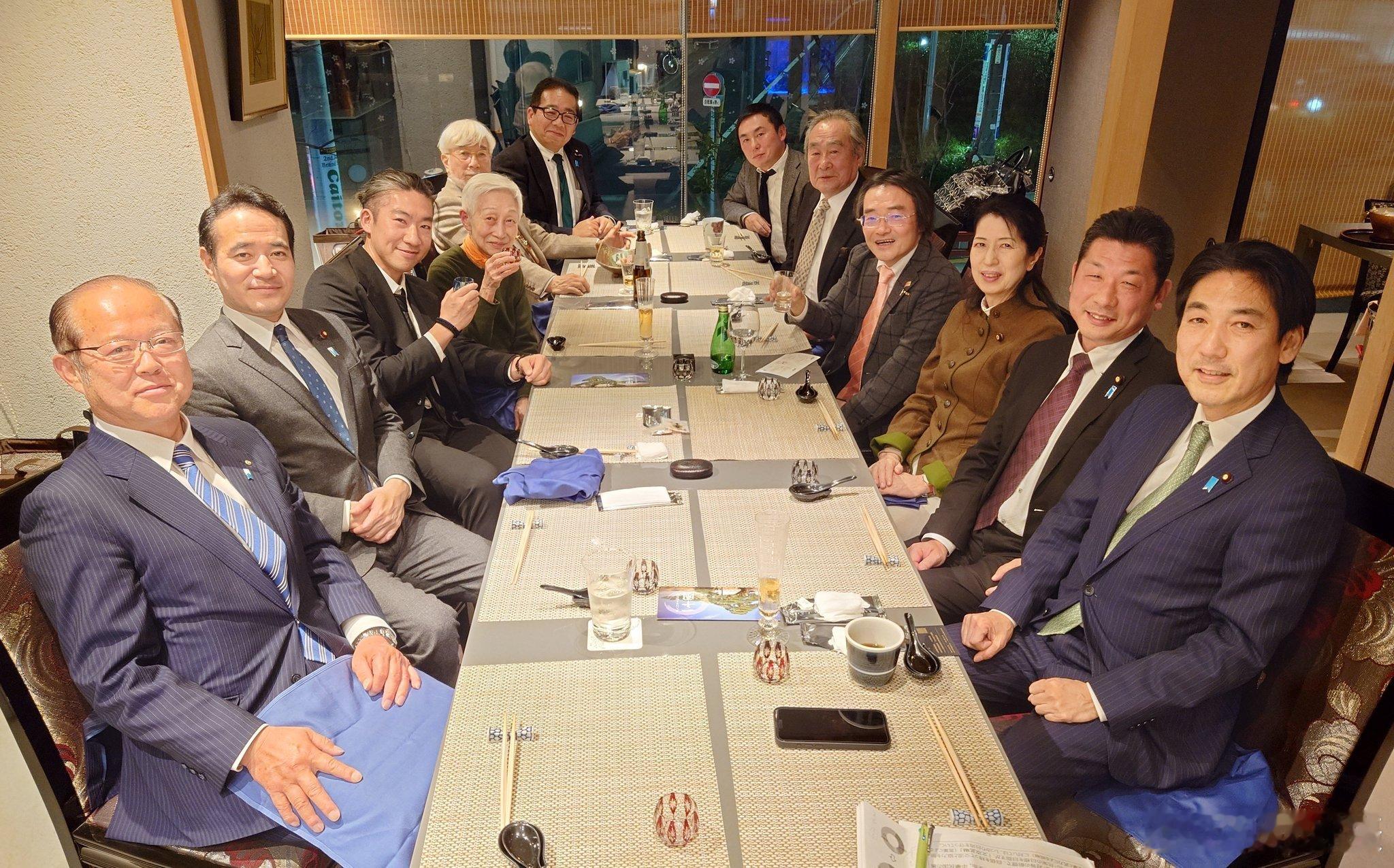鬼子与台独蛤蟆聚餐！#黄媒不会说的真相# ​​​
