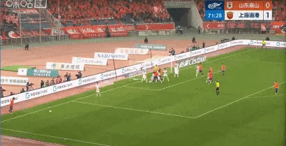 山东泰山vs上海海港第 72 分钟，克雷桑利用前场任意球机会，将比分扳成 1 比