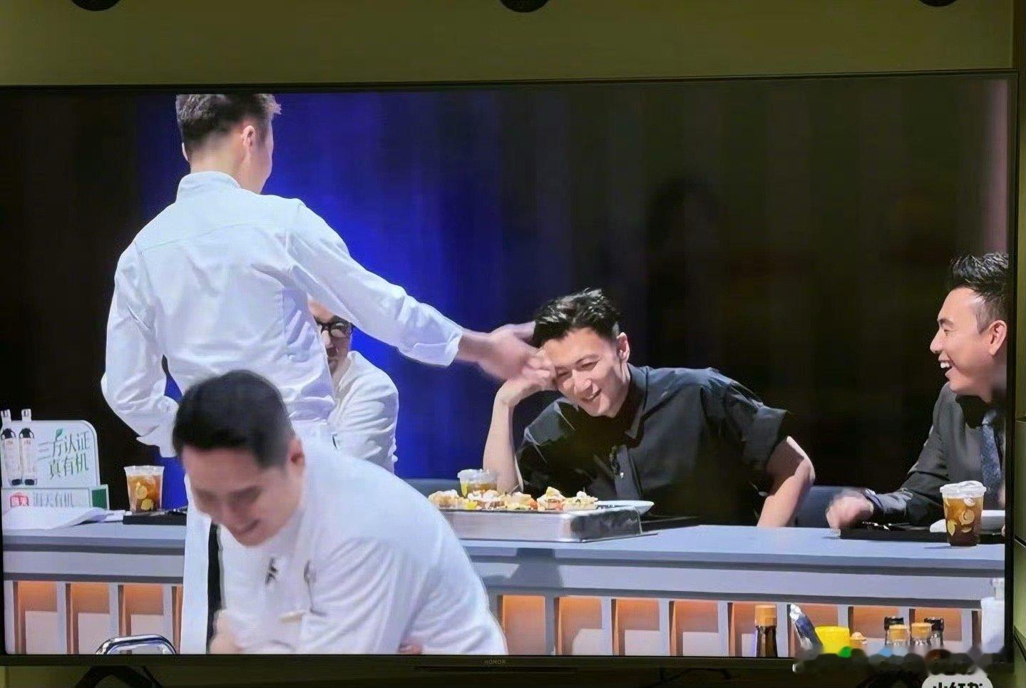 让谢霆锋哭笑不得的男人拿奖了 杨艳彬太给“心机彬”长脸了！《一饭封神》里靠巧思征