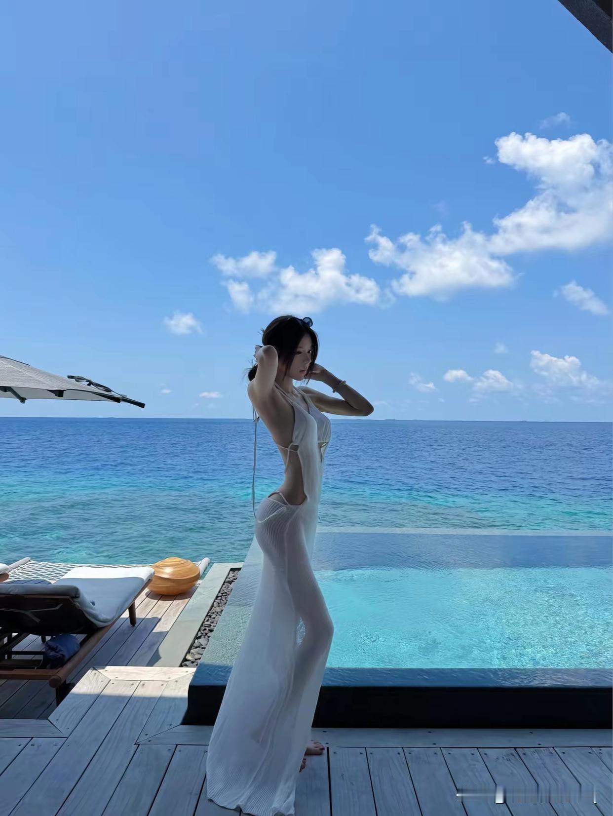 暂时逃离城市
来一场与碧海蓝天的独处
气质美少女写真