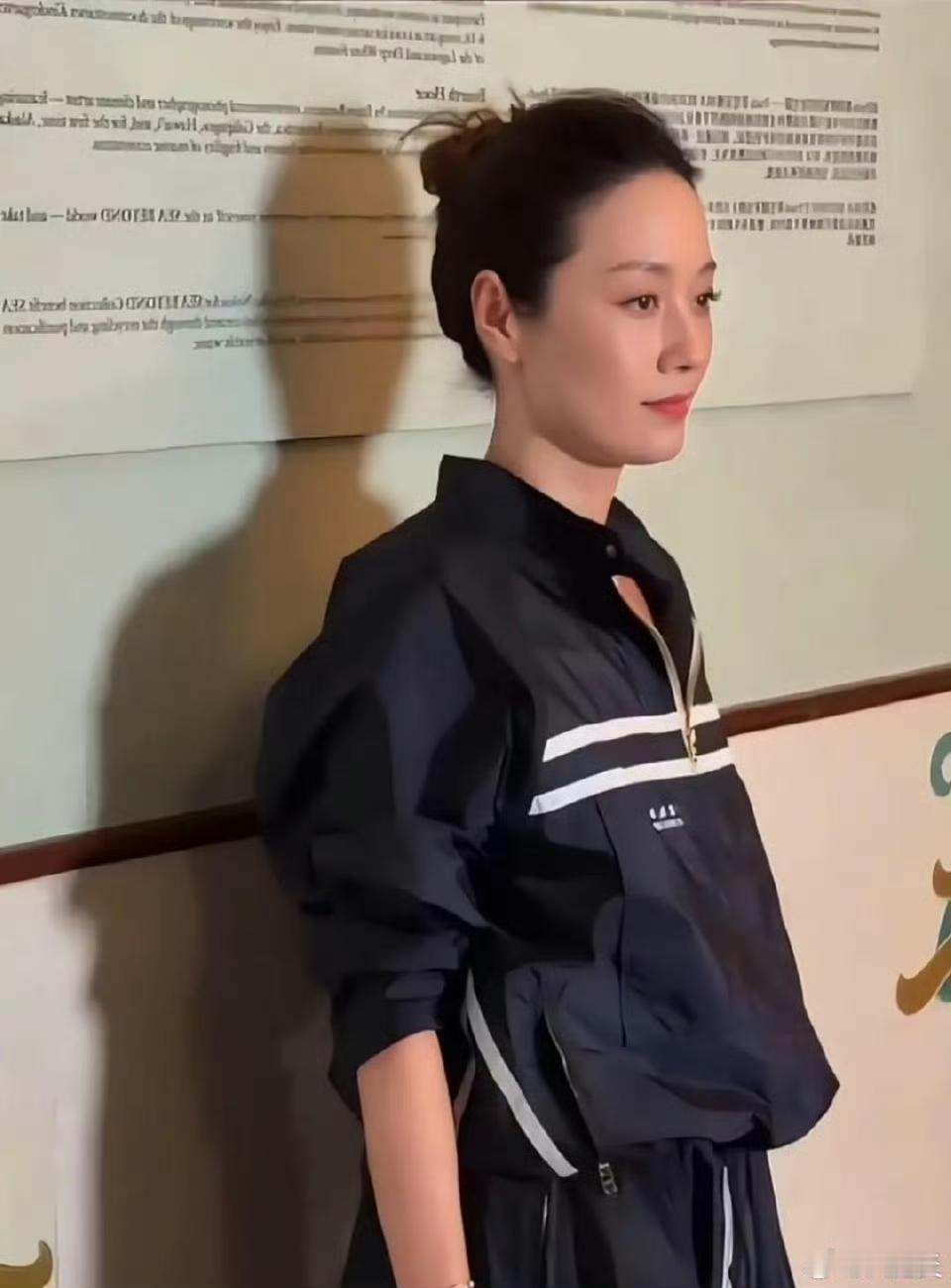 马伊琍留长发了，没想到她骨相如此完美，49岁都没有疲态，颜值真的太能打了。 ​