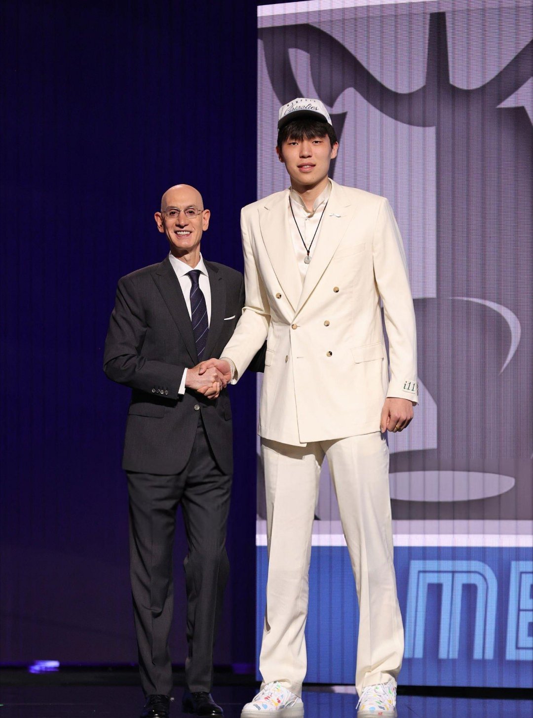 杨瀚森的第一个NBA赛季正式结束了 或许没有如大家所期待的那样 但我想说的是 不