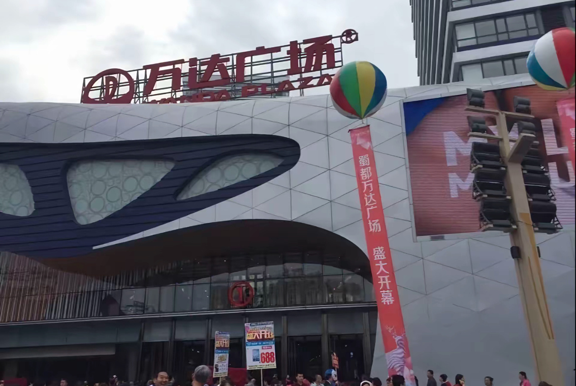 女子万达广场坠楼商户称人当场没了生命真的太脆弱了，没有什么比好好活着更重要。不管