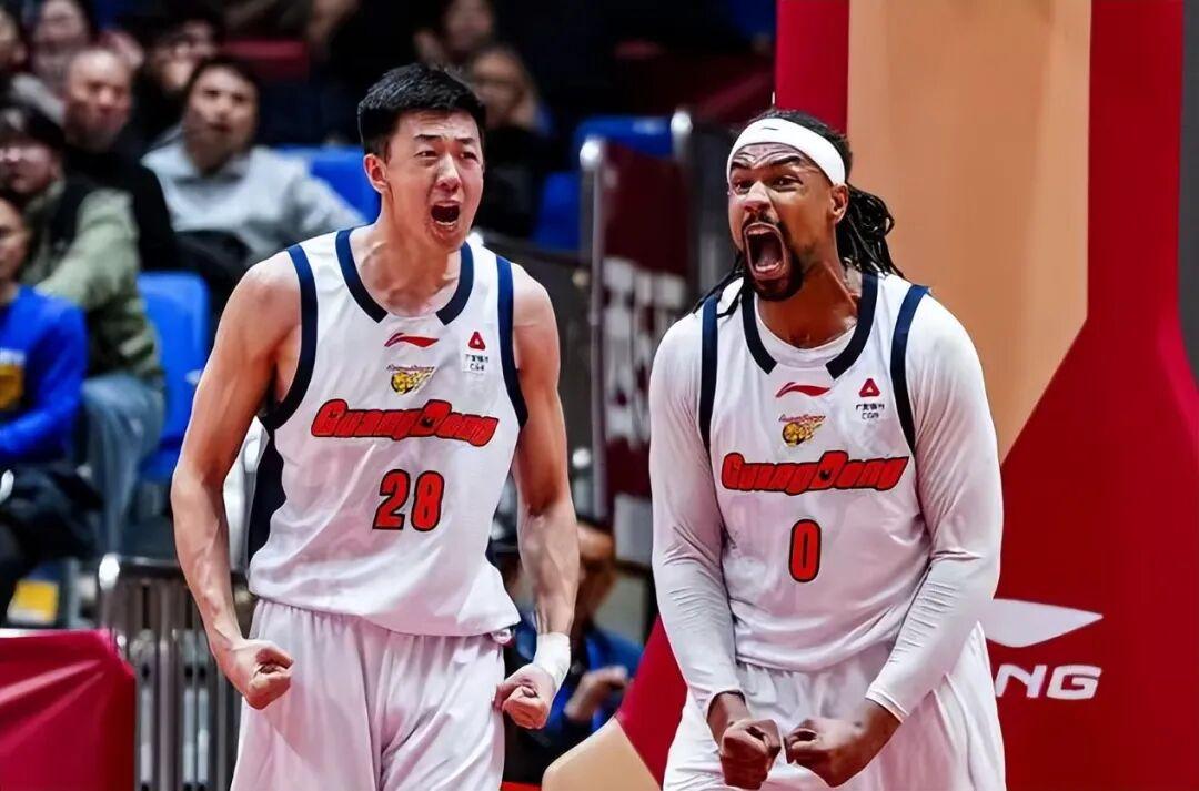 胡明轩激怒杜锋，3将9秒愣在原地不退防

广东队在杜锋的带领下迎战深圳队，原本以