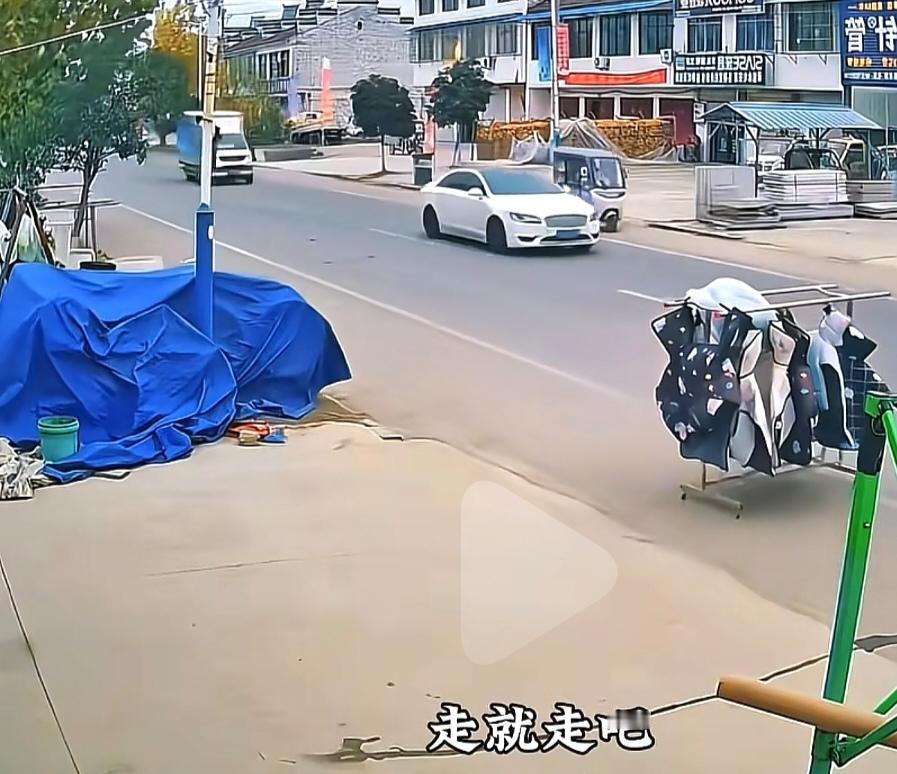 河南一街边晒衣服的晾衣架跑了？主人以为有人偷衣服，于是调出监控发现是衣架自己走的