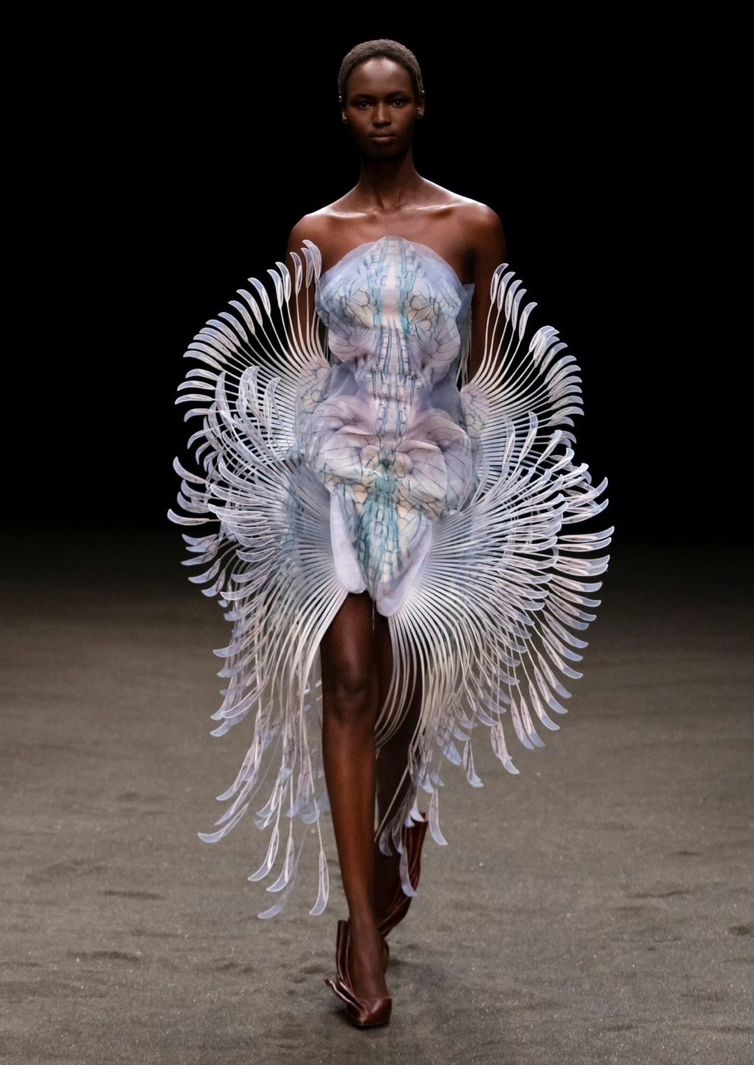 是再次solo舞台上身Iris Van Herpen 2021年春夏高定系列的宁