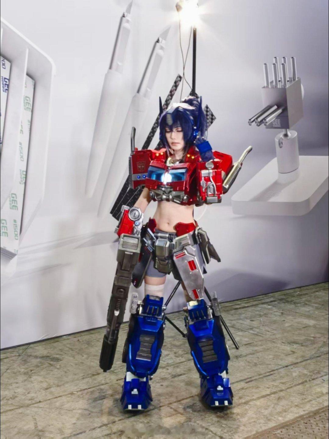 居然有idw擎天柱娘化cos不过不在cq在隔壁微缩展 上海·世博轴