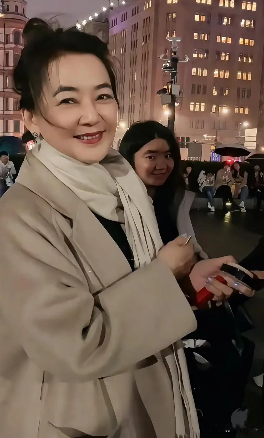 胡慧中和女儿现身上海外滩游玩，快70岁的她，气质优雅，雍容华贵。
穿着一件灰白色