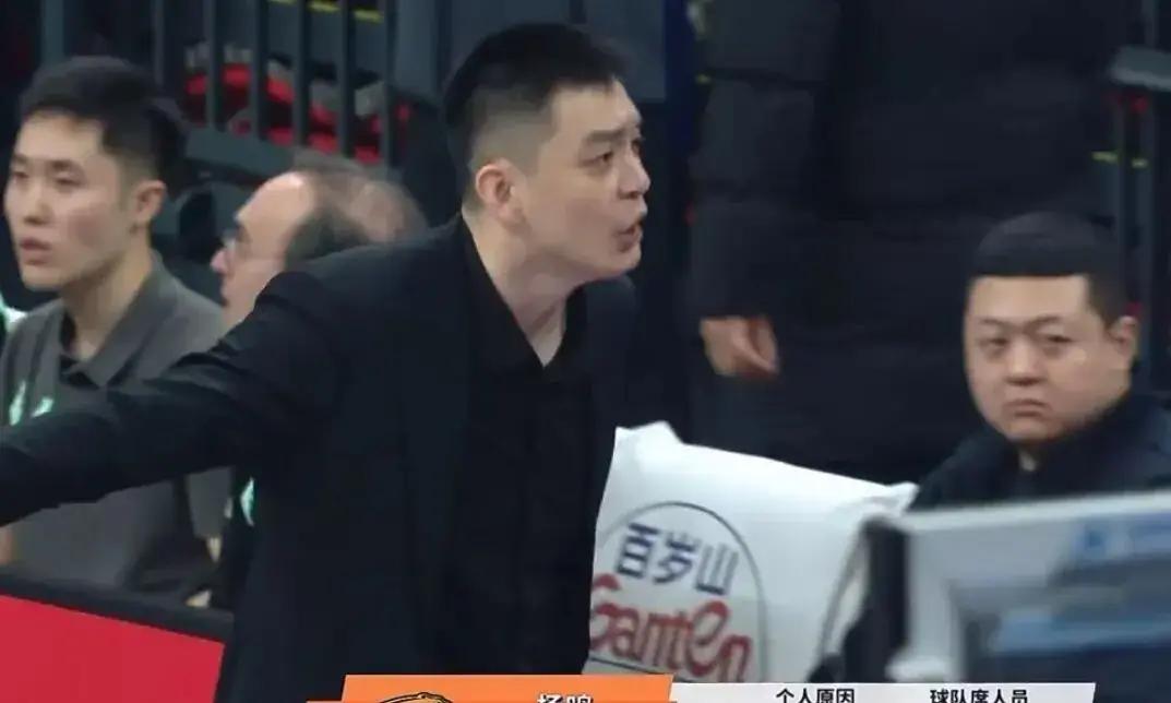 杨鸣被驱逐冤不冤？慢动作显示清楚：有些无理取闹，还扒拉裁判！
杨鸣这回栽大了？一