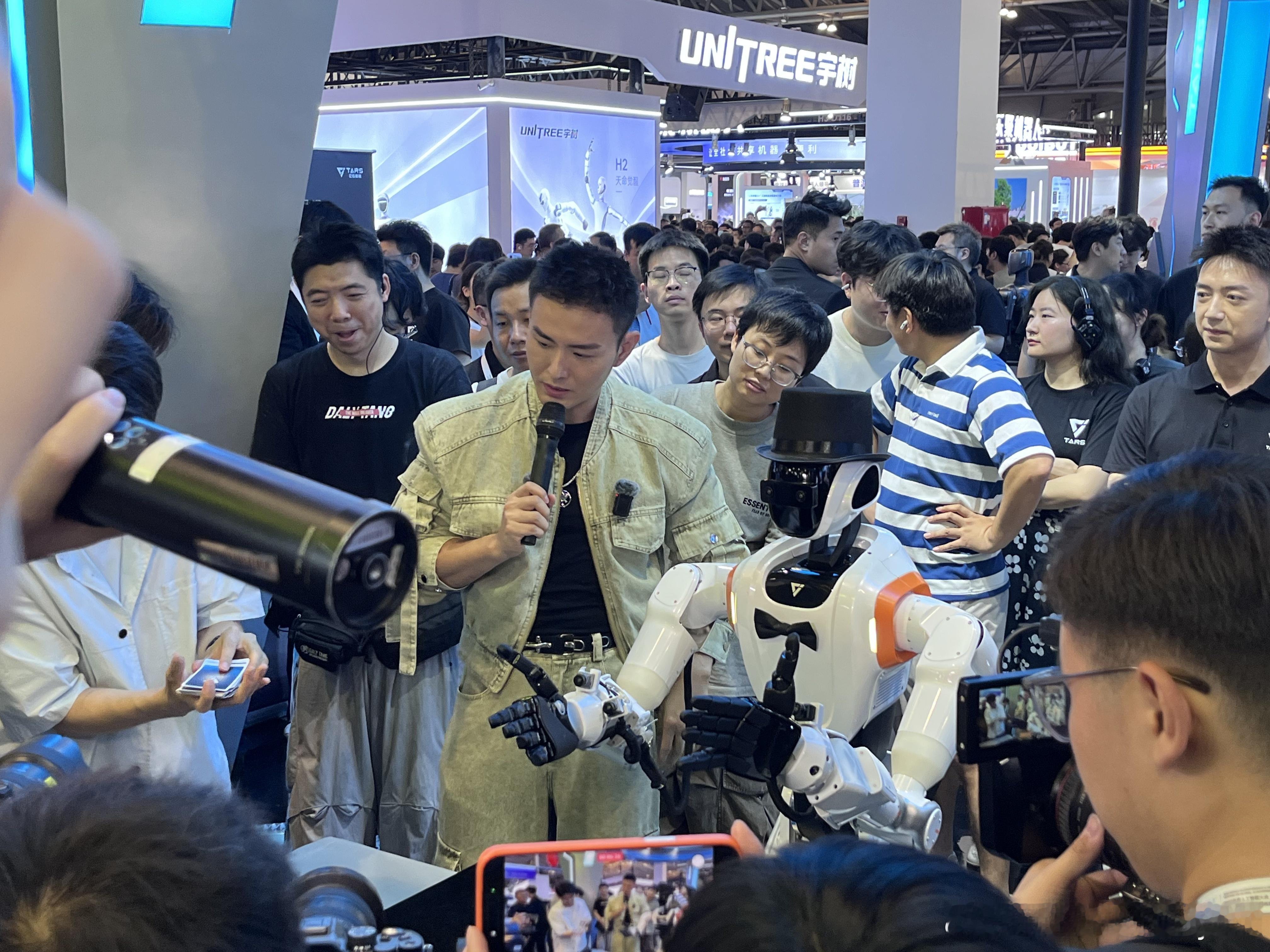waic2026现场见证邓男子和赛博魔术师上演奇幻魔术，机器人当托需要啥，除了超