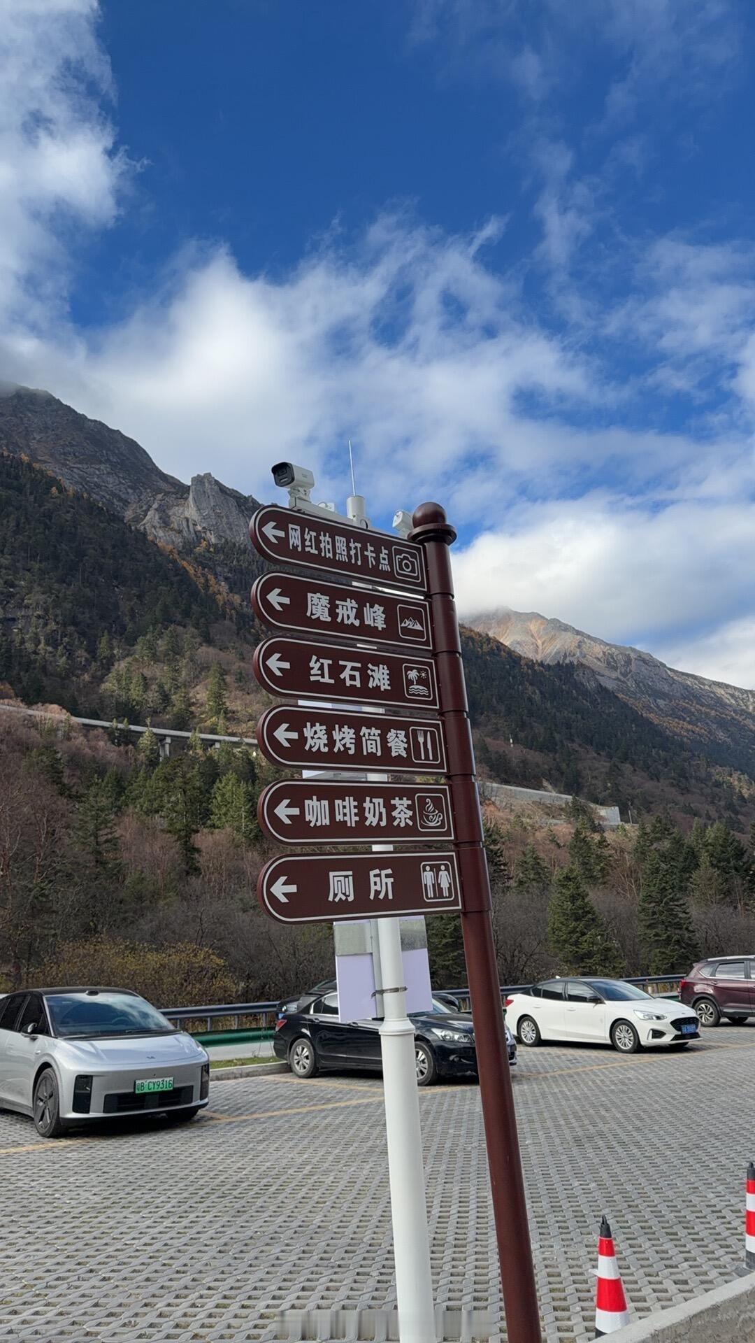 如果不是网友路过看见这家露思扶贫资助项目的小店铺，可能我们永远不知道她默默做了这