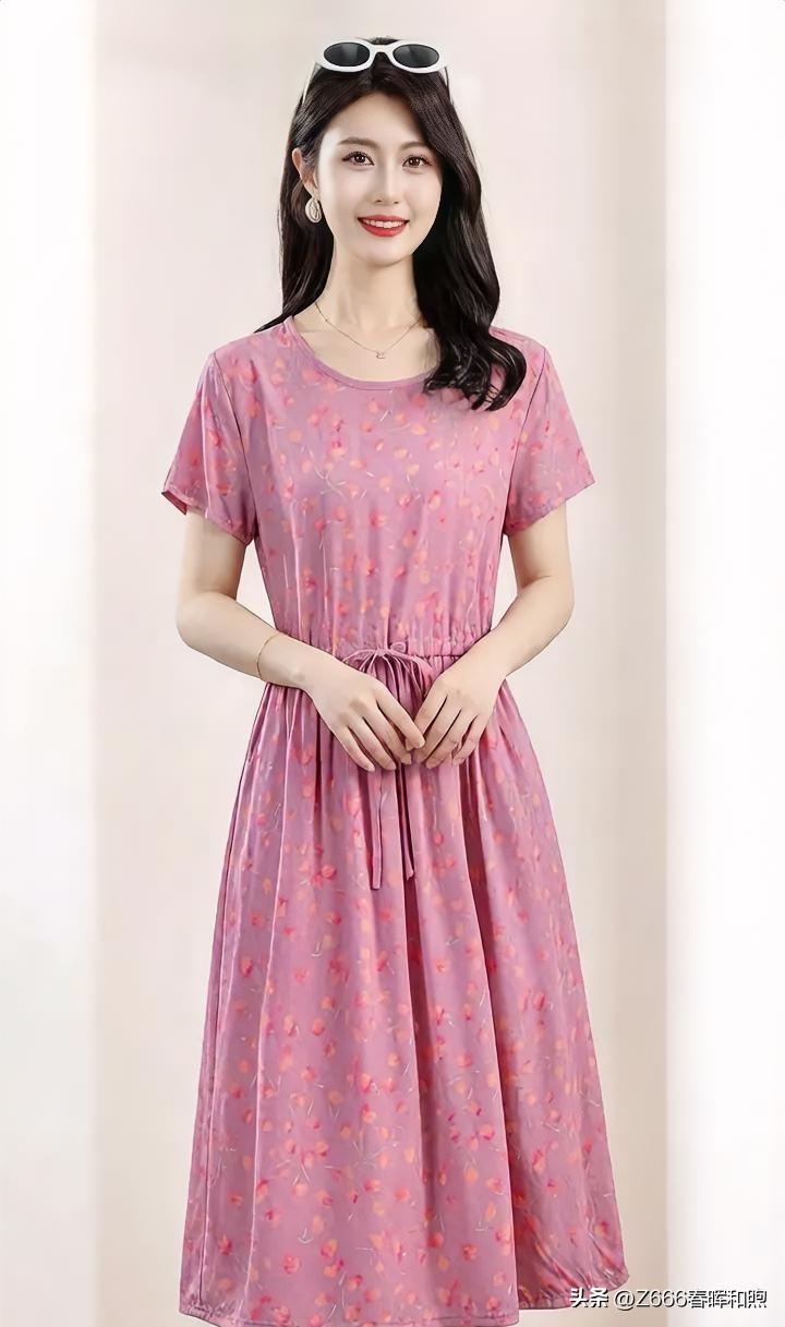粉霞轻笼，碎花点点。腰间丝带轻系，勾勒曼妙曲线。墨镜置顶，更添几分俏皮。一袭裙裾
