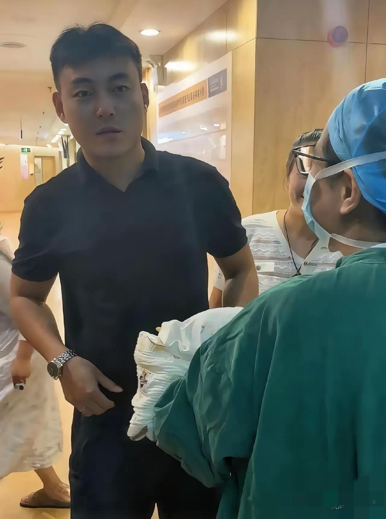 产房外的一幕，真的戳中无数人的心巴！护士抱着新生儿出来问爸爸“猜是男孩还是女孩”