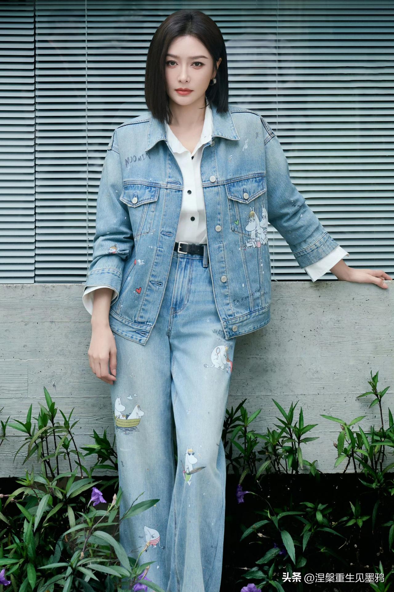 秦岚牛仔造型：复古廓形邂逅萌趣图案，诠释轻熟女的活力风尚

当复古牛仔的经典廓形