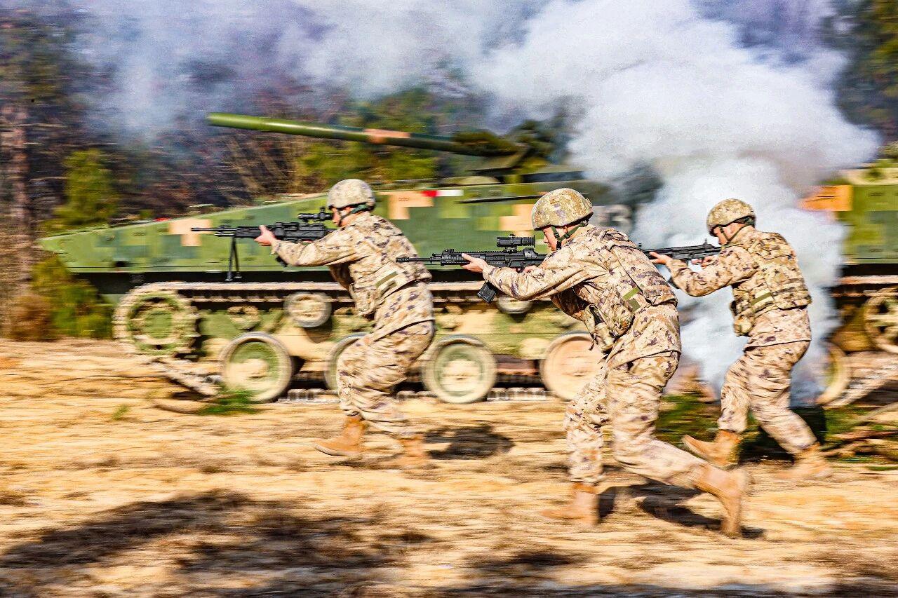 现在部队的装备是全方位改善，不仅大型重型装备在不断改进换型，步兵单兵装备也在不断