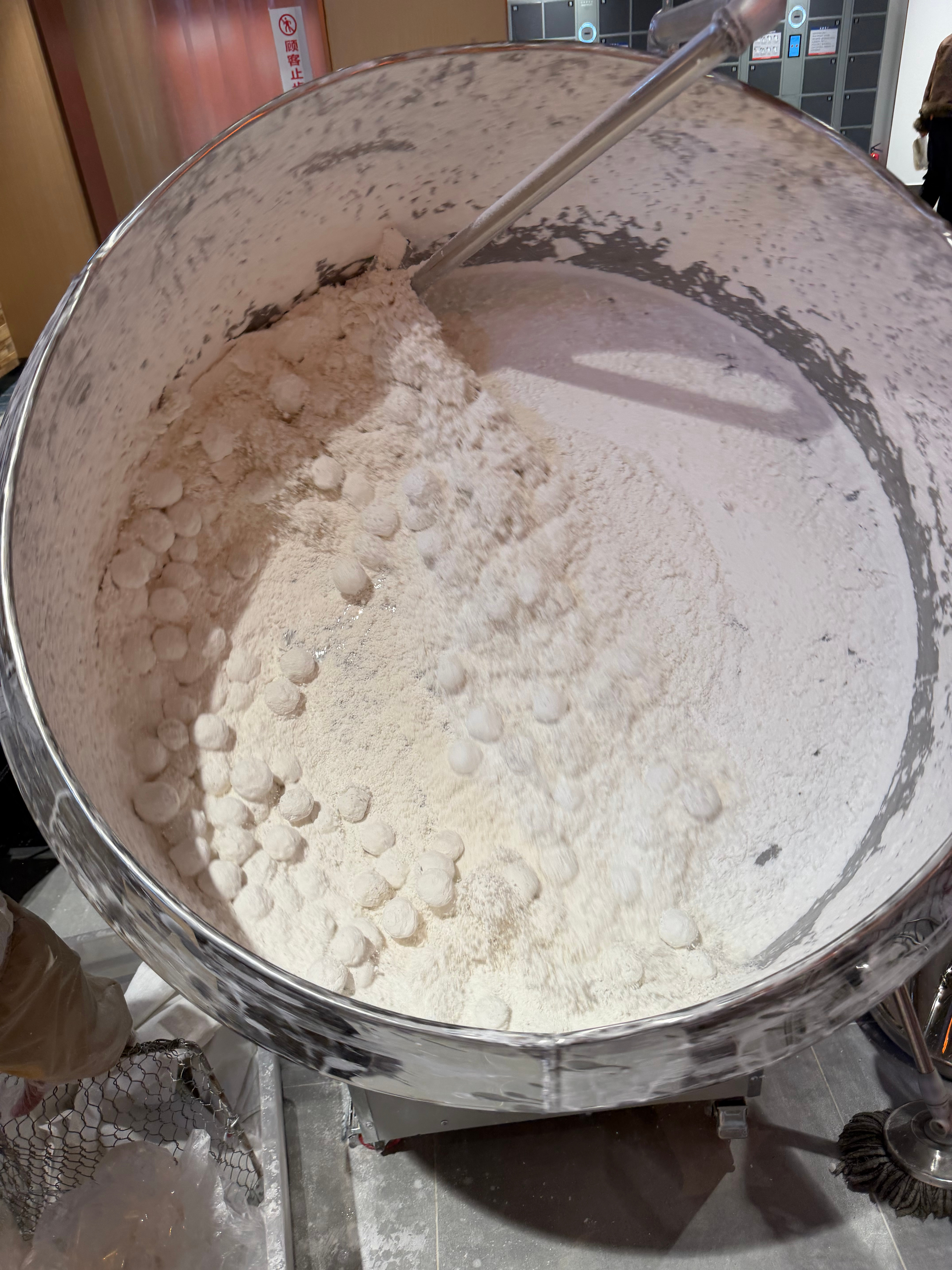 河南这个超市卖的元宵，是滚出来的，和汤圆是不一样的制作方法，各种味道都有，16.