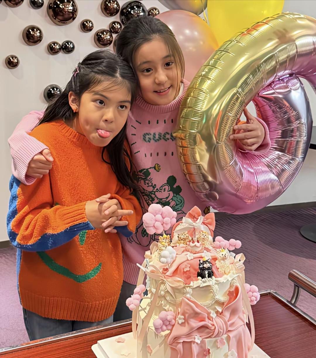 说实话，有点辣眼睛！

近日，贾静雯小女儿波妞过6岁生日了，身为母亲的贾静雯也毫