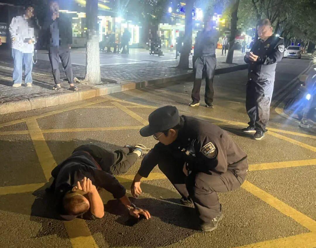马路边的紧急救助：西咸民警当“代驾”，送60岁醉汉平安归家

“看，那躺个人！”