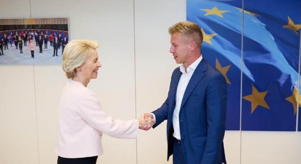 整个欧洲政坛几乎都被惊到了，匈牙利新当选总理毛焦尔・彼得，刚坐稳总理位置，就立马