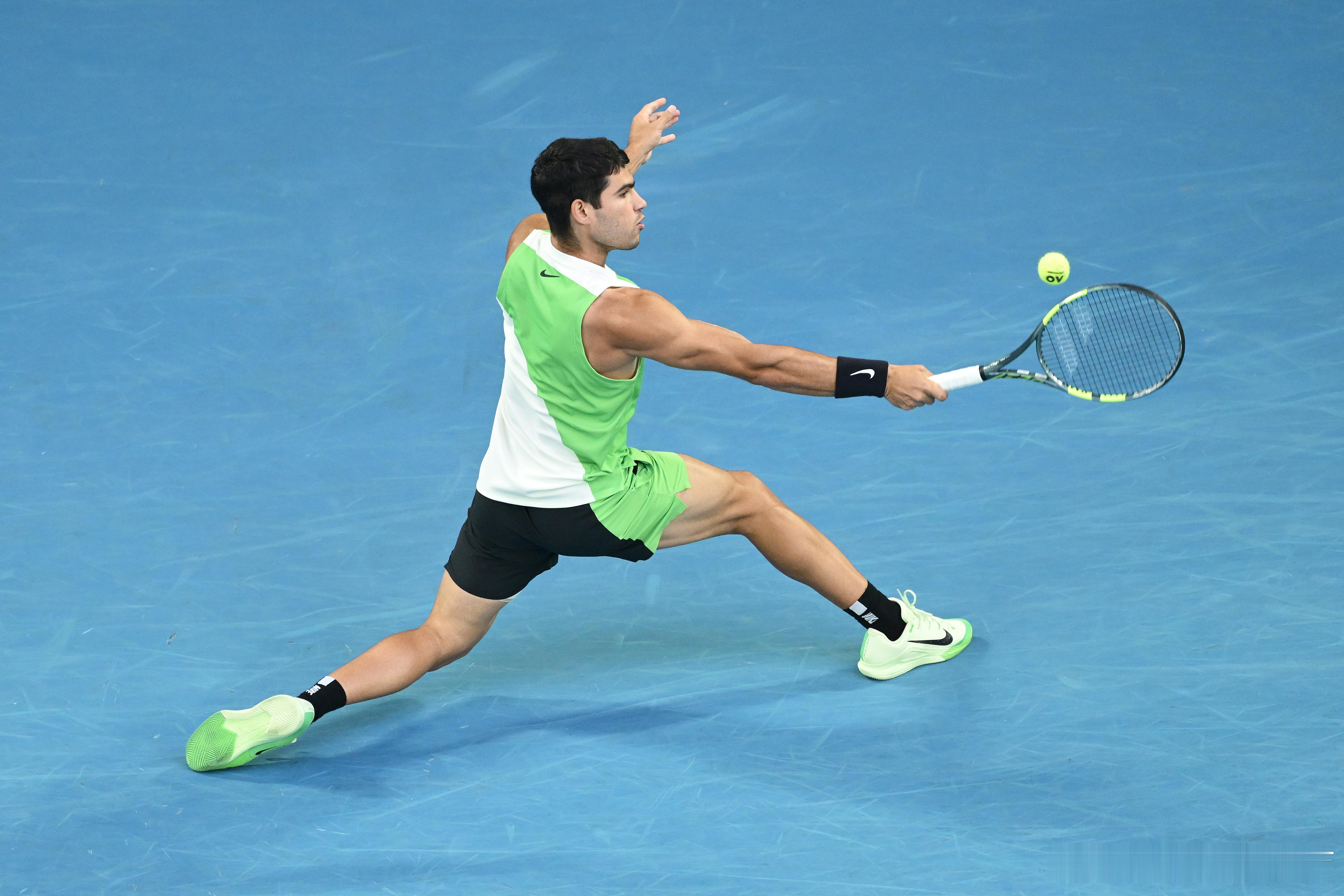 阿尔卡拉斯以同样的比分6比2拿下第二盘，大比分1比1，德约科维奇局间休息去了休息