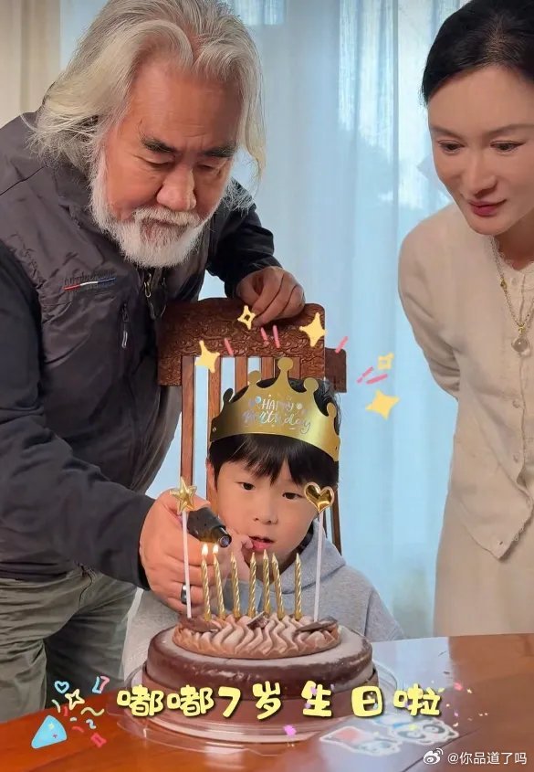 张纪中夫妇为小儿子嘟嘟庆7岁生日，头发是又白又秃，之前看起来还挺茂密的，现在头顶