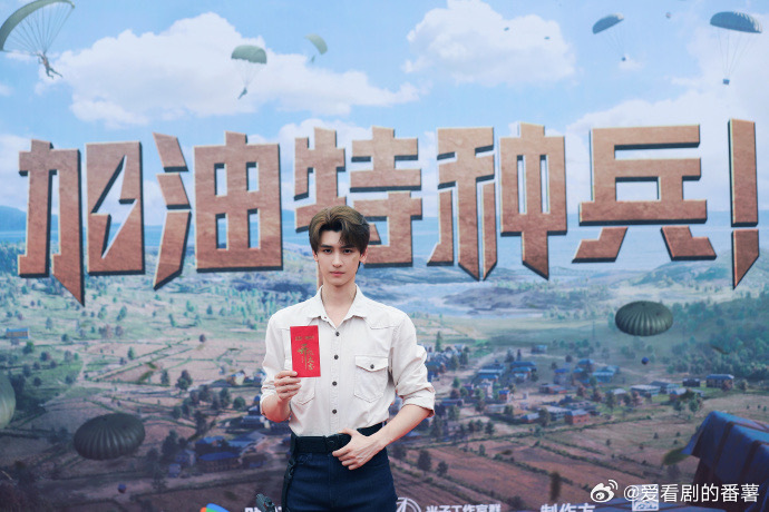 黄俊捷穿搭基础武训就不基础黄俊捷武训练持枪超认真状态超投入，哥哥这穿搭随性打戏，