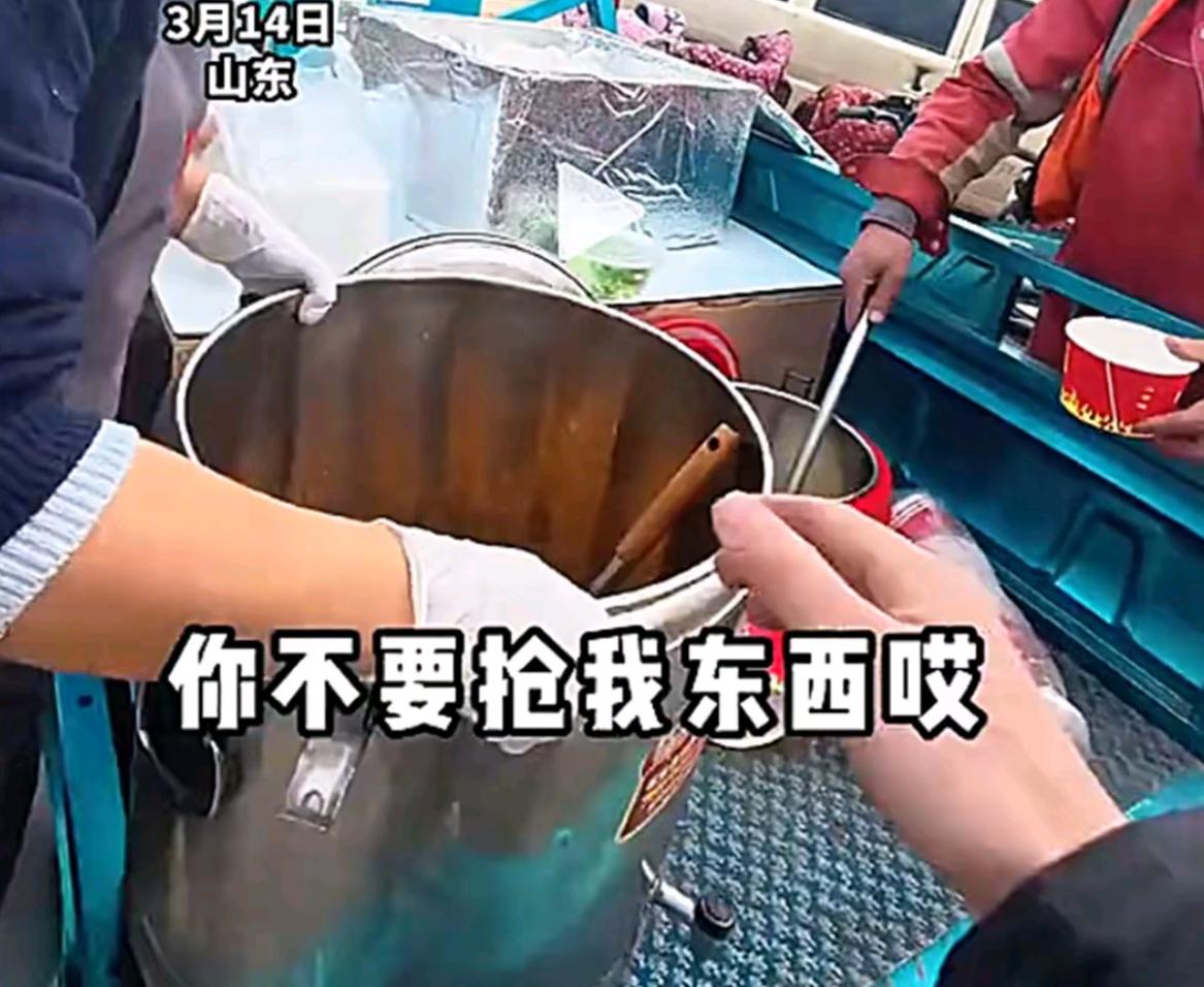 “这是我的地方谁敢上这卖” 男子在工地外马路边卖盒饭，遭陌生女子驱赶，女子扬言这