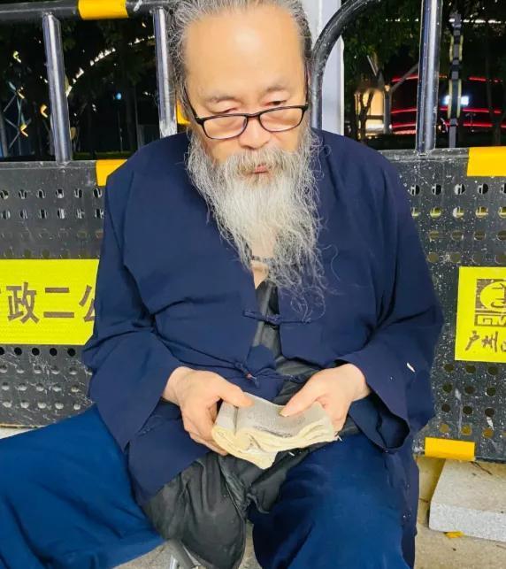 小时候，村口有个“瞎子”算命先生，排着队找他算。他摸着你的手，掐指一算：“你家弟