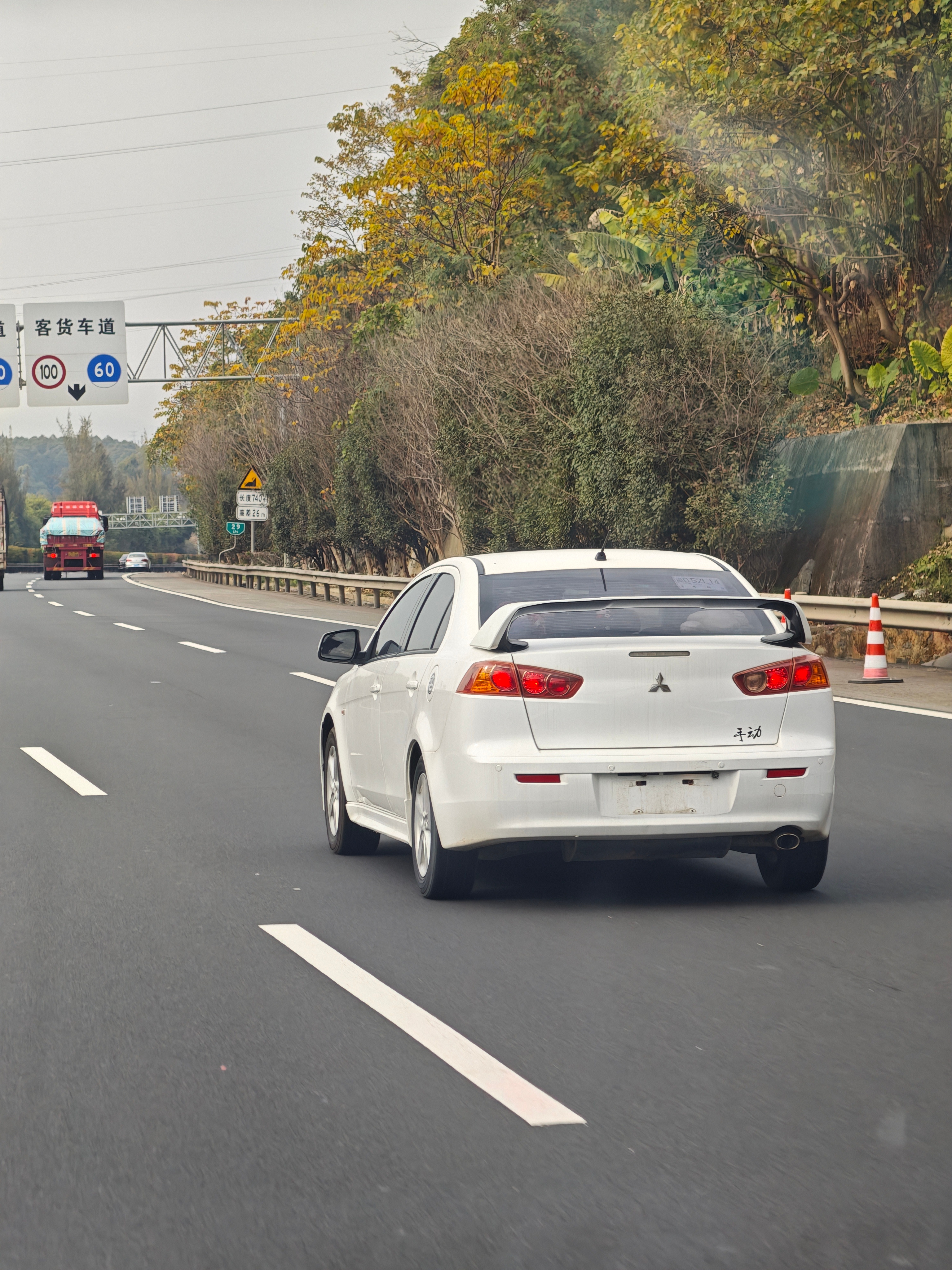 笑死了，前面的时候看到一辆没有牌的三菱在前面走s弯，开的还挺快的，，然后我过了一