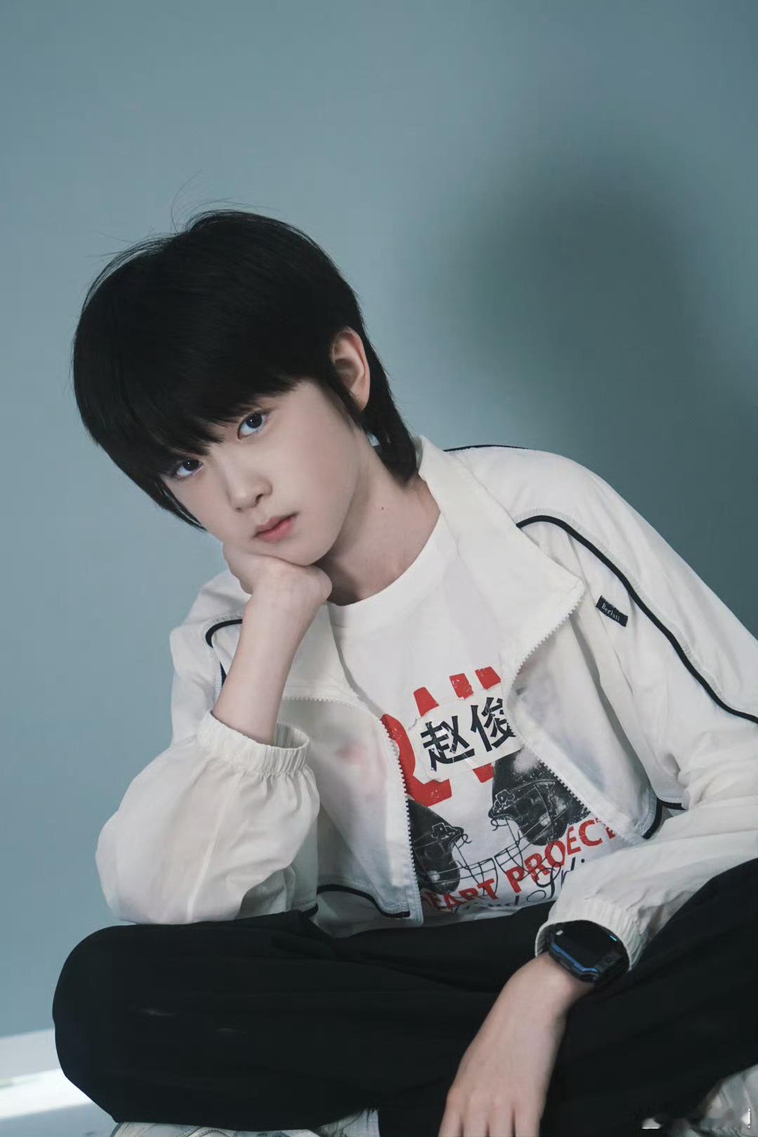 赵俊羽🧡赵俊羽 五代第一唱跳ace “温柔的晚风一定会吹散很多不愉快” 𝙏?